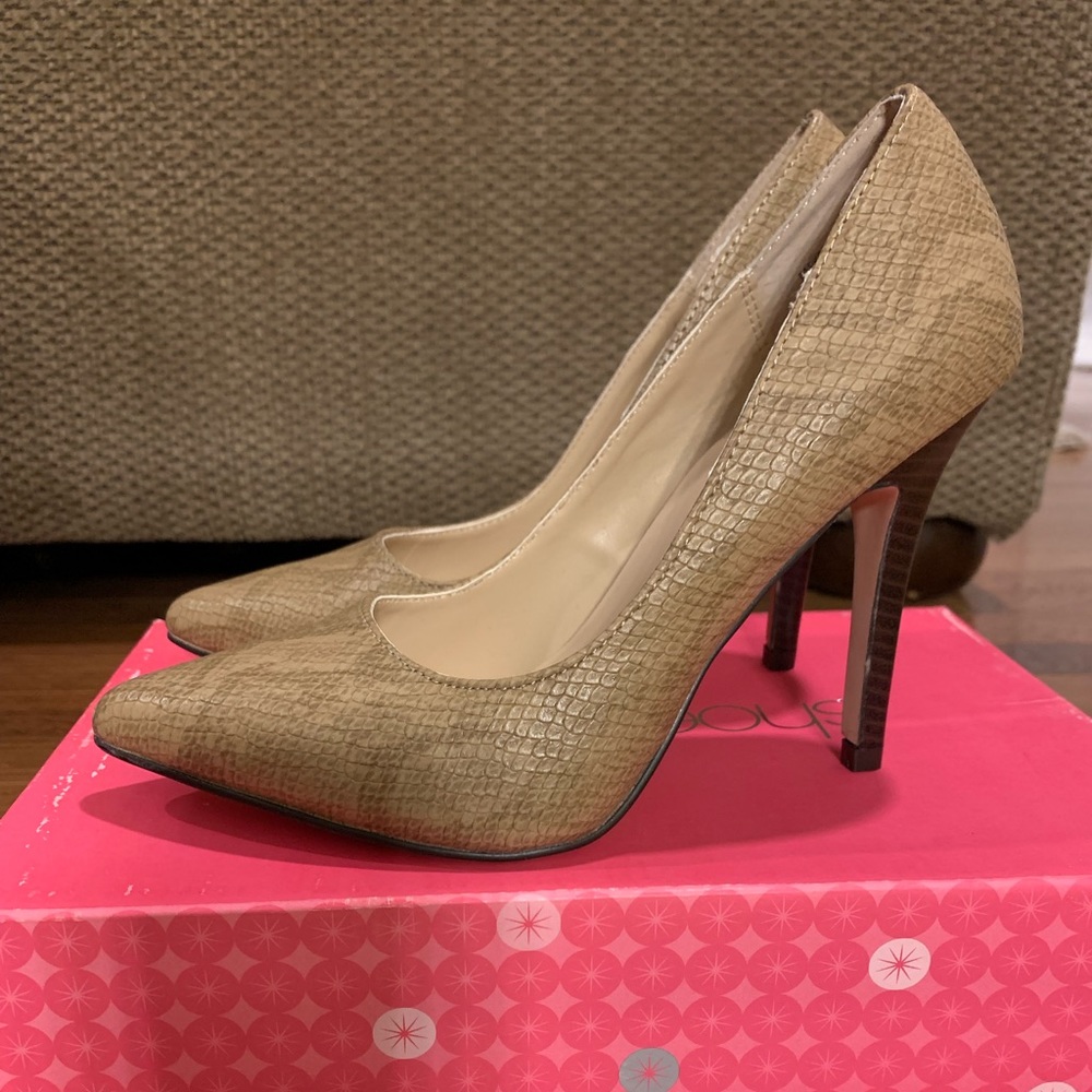 Tan snake skin pumps